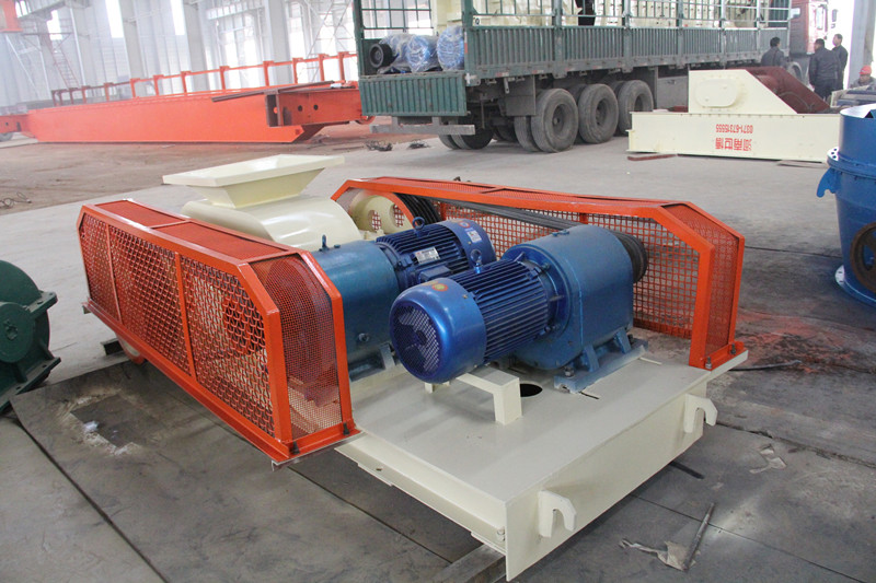 對輥式制砂機(jī)配置雙電機(jī)