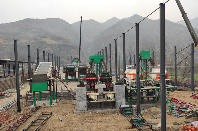 圓錐破碎機(jī)、制砂機(jī)、振動篩安裝現(xiàn)場