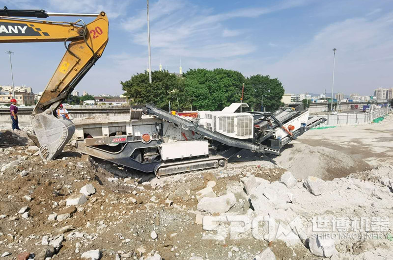 大型建筑廢料粉碎機(jī)，履帶式移動(dòng)破碎站粉碎建筑垃圾現(xiàn)場(chǎng)圖