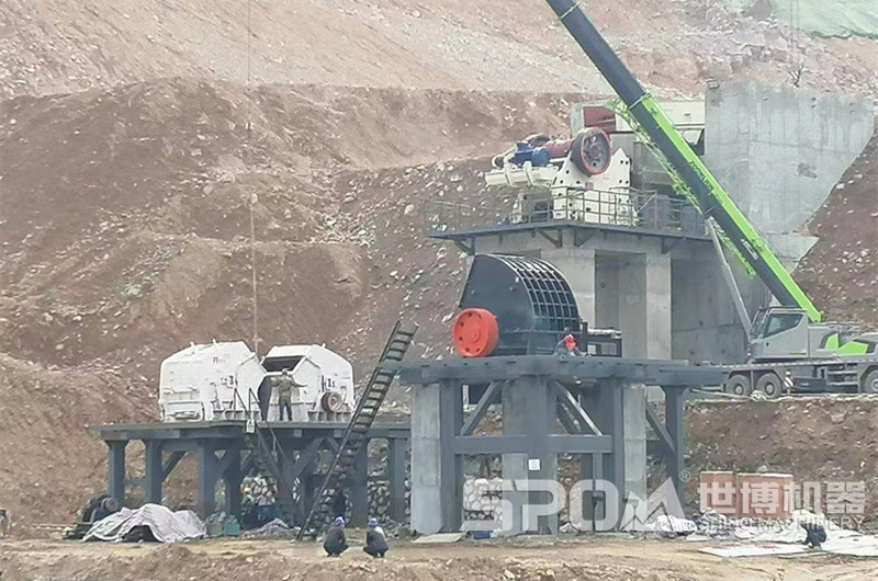 顎破、反擊破、重錘破安裝現(xiàn)場，根據(jù)現(xiàn)場地形高低布置