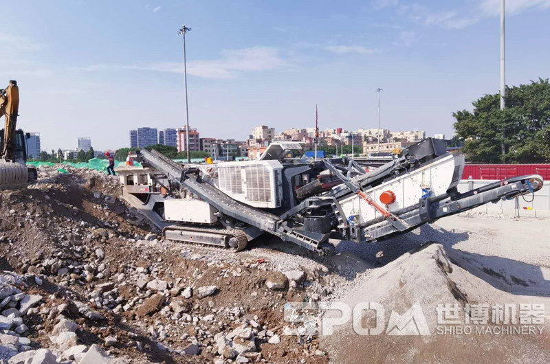 履帶式車載移動(dòng)碎石機(jī)破碎建筑垃圾現(xiàn)場