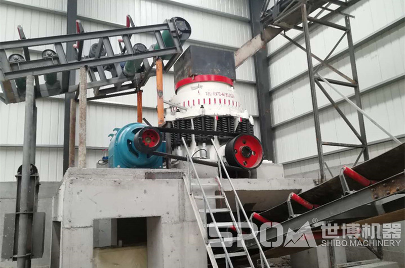 圓錐破碎機(jī)，砂石場中碎礦石