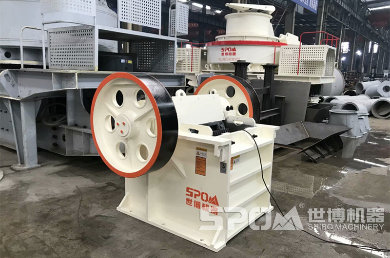 每小時(shí)產(chǎn)30t鄂破機(jī)，PE400x600顎式破碎機(jī)