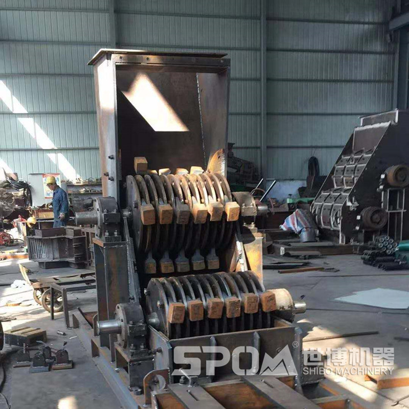 世博雙級(jí)破碎機(jī)生產(chǎn)車間，雙級(jí)破碎機(jī)半成品內(nèi)部結(jié)構(gòu)