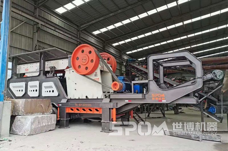 輪胎車載移動砂石破碎機現(xiàn)場圖